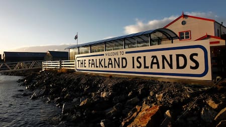 Archivo del cartel de bienvenida a las Islas Malvinas. Foto: EFE/ Felipe Trueba