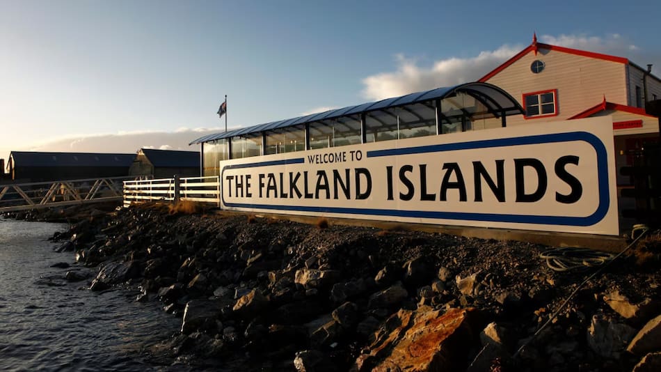 Archivo del cartel de bienvenida a las Islas Malvinas. Foto: EFE/ Felipe Trueba