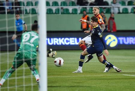 Escándalo en la final de la Supercopa de Turquía. Foto: Reuters.