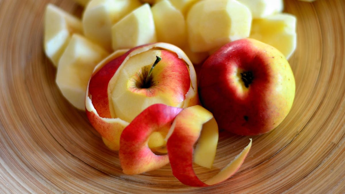 El poder de la cáscara de la manzana para ahuyentar insectos.