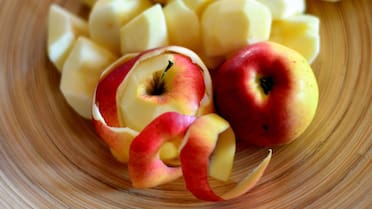 No deseches la cáscara de la manzana: dónde colocarla para que funcione como repelente contra mosquitos