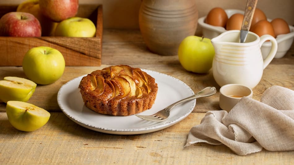La torta invertida de manzanas puede hacerse en pocos pasos. Foto archivo.
