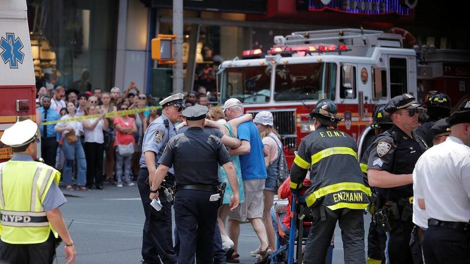Coche atropella peatones en Times Square de Nueva York - Reuters