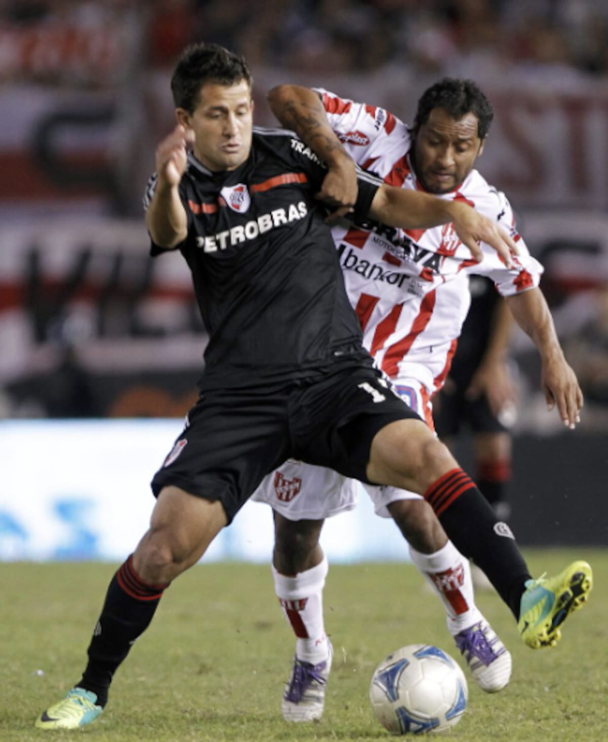 Hernán "Sapito" Encina disputa una jugada durante un partido de fútbol.