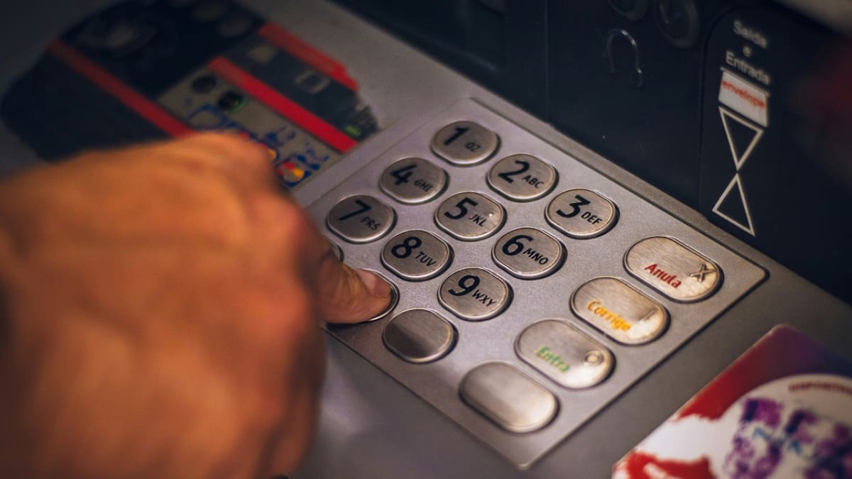 Cajeros automáticos. Foto: Unsplash.