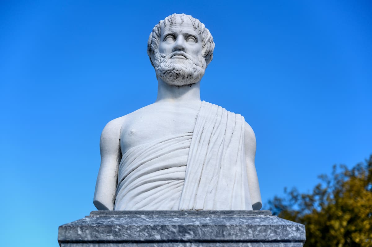 Estatua/busto de Aristóteles.