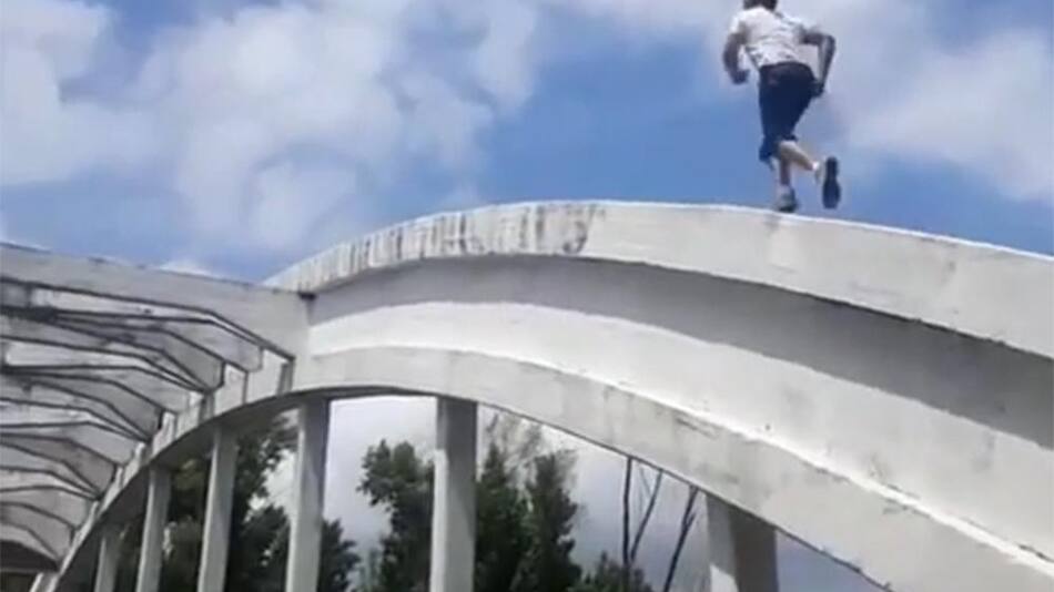 Marcos Di Plama cruzó puente por arriba