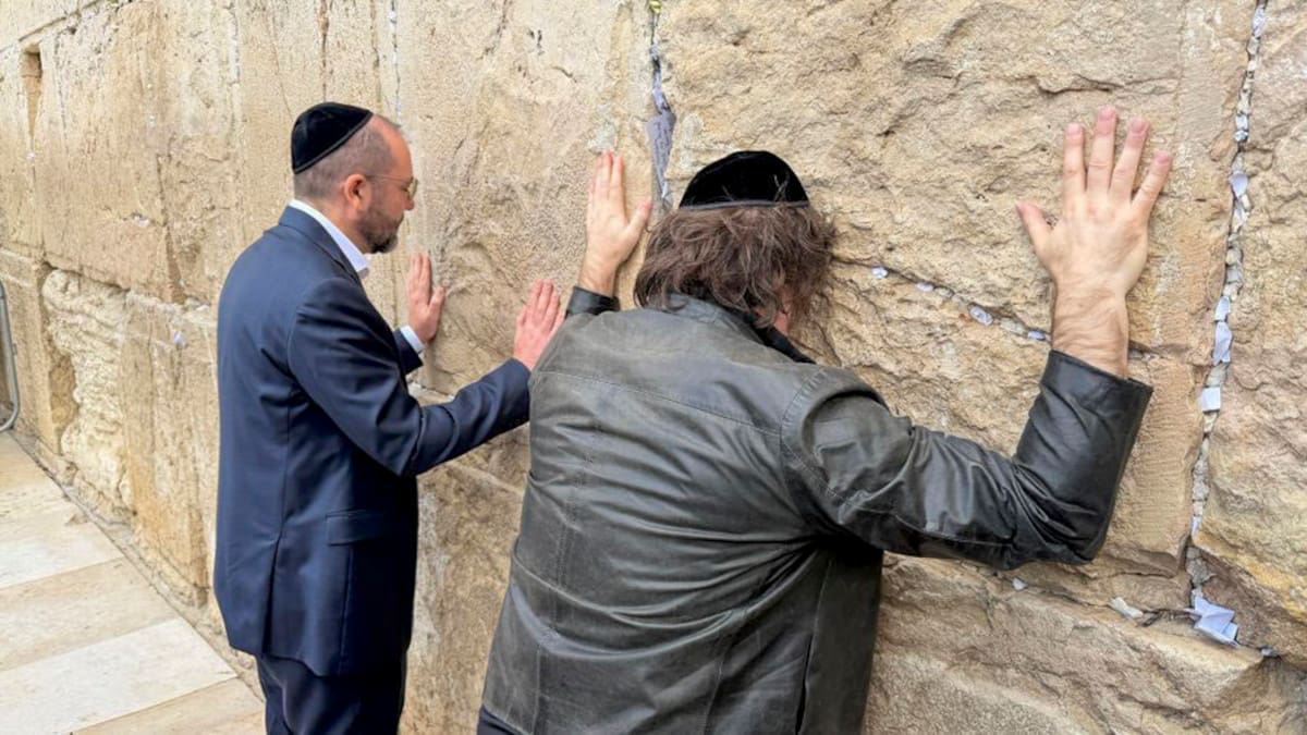 Javier Milei llegó a Israel y pasó por el Muro de los Lamentos.