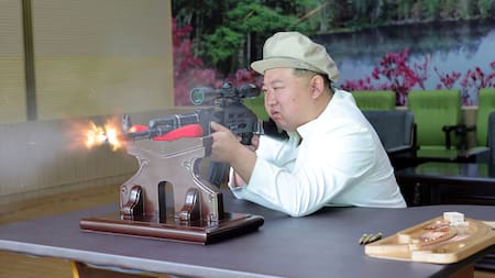 Kim Jong Un, presidente de Corea del Norte, inspeccionó fabricas de armas. Foto: Reuters.