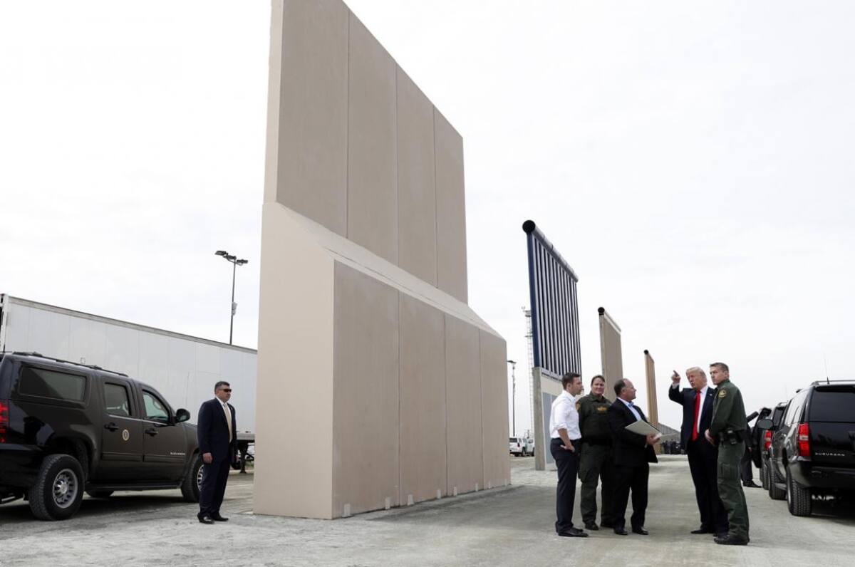 Donald Trump eligiendo muros contra México (Reuters)