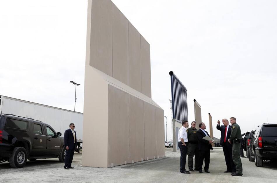 Donald Trump eligiendo muros contra México (Reuters)