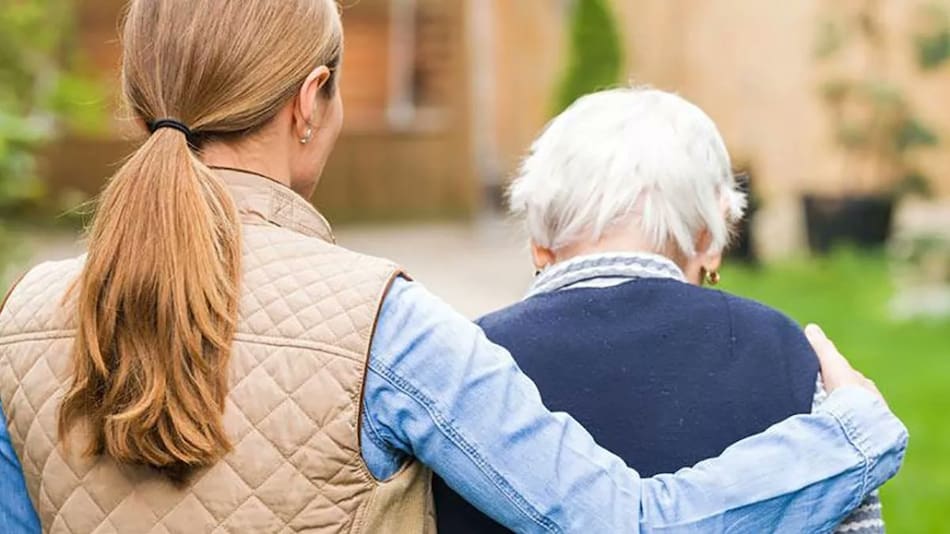 PAMI: cómo acceder al subsidio para contratar un cuidador domiciliario para adultos mayores. Foto: Unsplash.