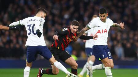 Cristian Romero y Julián Álvarez; Tottenham-Manchester City. Foto: Reuters.