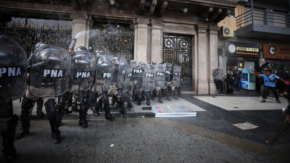 Incidentes en la marcha de los jubilados en las inmediaciones del Congreso. Foto: REUTERS.