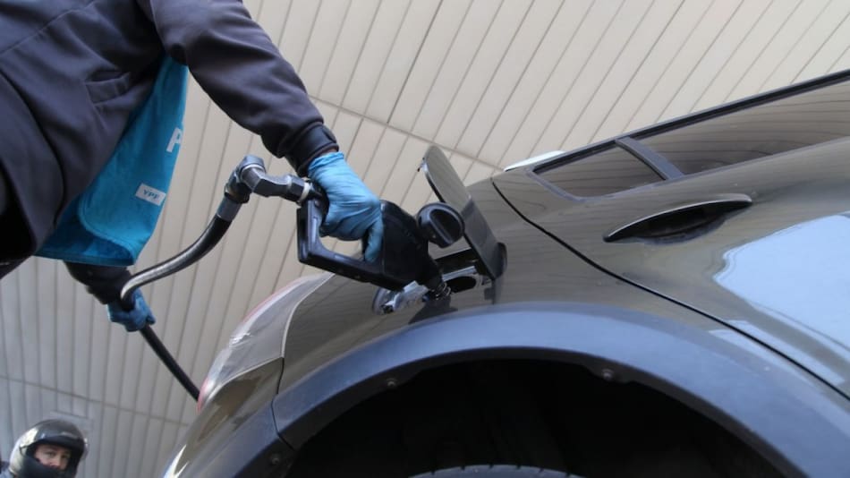 Nuevo aumento en la nafta y gasoil. Foto: NA.