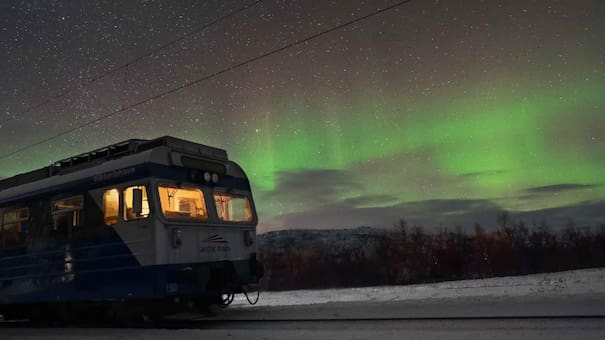 El viaje en tren más espectacular del mundo: el trayecto que permite ver auroras boreales de ensueño