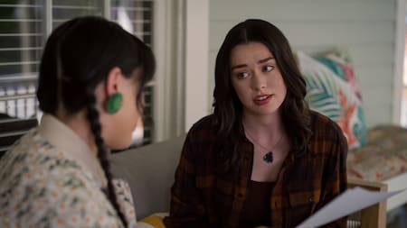 Anneliese Judge como Annie Sullivan. Foto: Netflix.