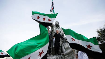 Manifestantes con la nueva bandera de Siria. Foto: Reuters.