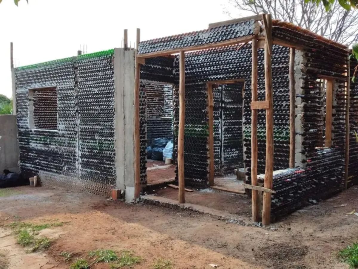 En 2020, una pareja desempleada empezó a construir su casa sustentable: cuatro años después, la vivienda alcanzó los 85 m² con 20.000 botellas de vidrio.