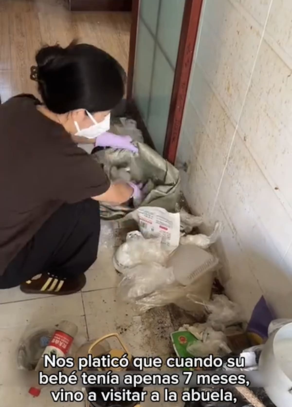La madre soltera del 98 se volvió viral por limpiar casas extremadamente sucias en China.