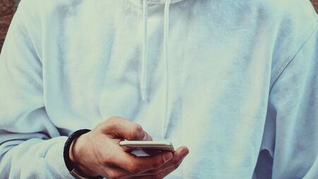 Chat, celular, adolescente, mensajes, teléfono. Foto: Pexels.