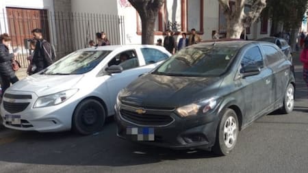 Auto estacionado en doble fila en Mar del Plata. Foto: NA.