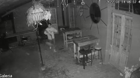 Echaron de un bar a un agente penitenciario, volvió y les disparo a todos con una escopeta