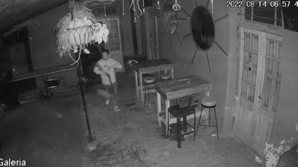 Echaron de un bar a un agente penitenciario, volvió y les disparo a todos con una escopeta