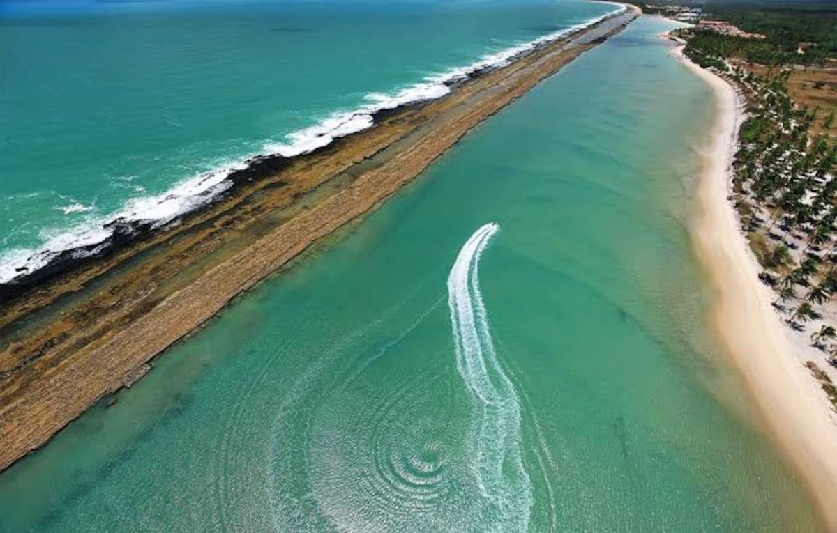 Las aguas tranquilas y cristalinas de Muro Alto, cerca de Porto de Galinhas, están protegidas por una barrera de arrecifes de tres kilómetros que forma una gigantesca piscina natural ideal para kayak, snorkel y stand up paddle.