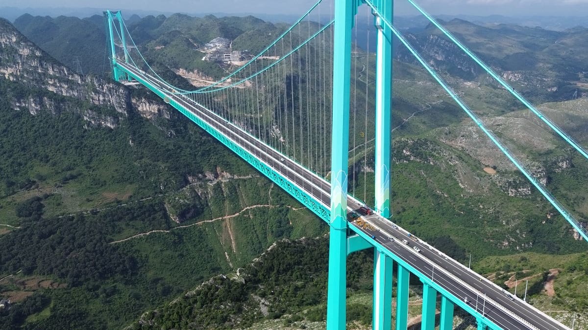 El puente más alto del mundo se encuentra en Huajiang, China.