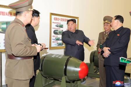 Kim Jong-Un inspecciona armas nucleares. Foto: EFE.