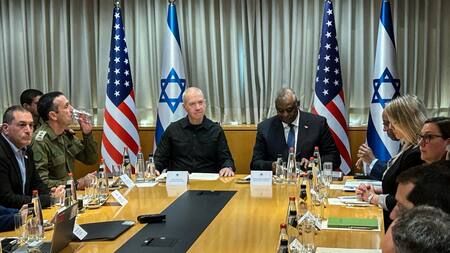 Lloyd Austin en su visita a Israel. Foto: Reuters