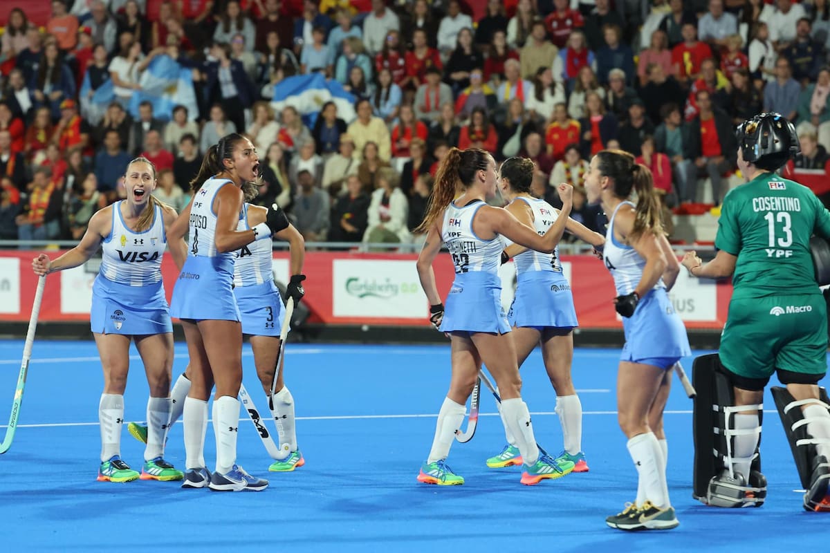 La selección argentina femenina de hockey terminó primera del Grupo F, con siete puntos.