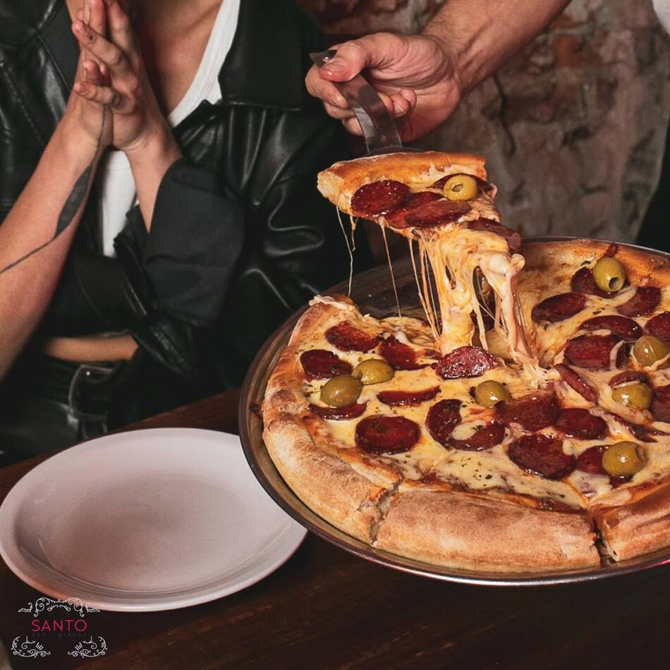 Mucho queso a un precio razonable. Foto: Instagram @santobardepizzas