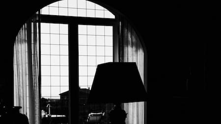 Casa sin luz, cortes de luz, apagón. Foto: Pexels.