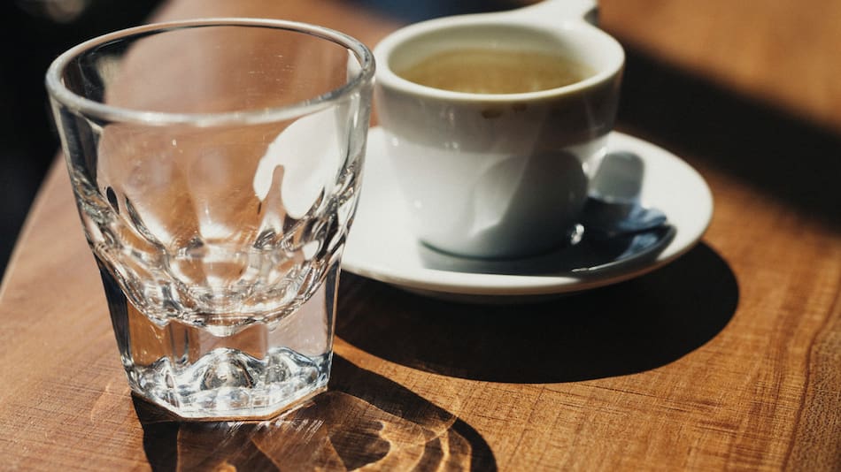 Más que una cordial costumbre: el vaso con agua que sirven en los bares junto al café.