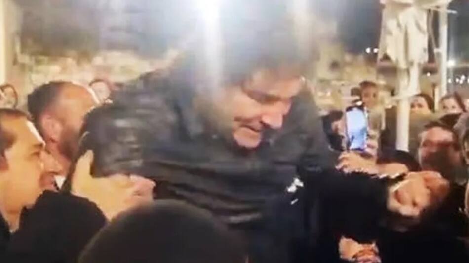 En su última noche en Israel, Javier Milei bailó en el Muro de los Lamentos. Foto: captura redes sociales.