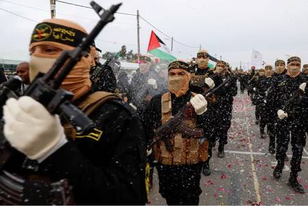 Militantes palestinos de la Jihad Islámica participan en un desfile militar antiisraelí que conmemora el 36º aniversario de la fundación del movimiento en la ciudad de Gaza, el 4 de octubre de 2023. REUTERS/Mohammed Salem