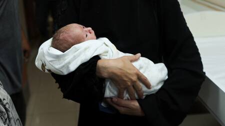 Un bebé nació en Gaza en medio de un ataque israelí. Fuente: Reuters