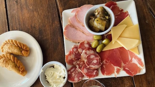 Pet friendly y parrilla libre de campo: un restaurante de Carlos Keen brilla por su entorno natural y ambiente relajado