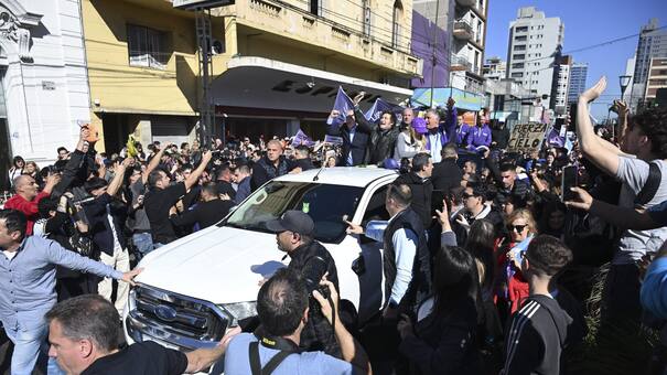 El Gobierno presentó una denuncia penal por los incidentes en Lomas de Zamora: Milei afirmó que “vienen por la libertad”