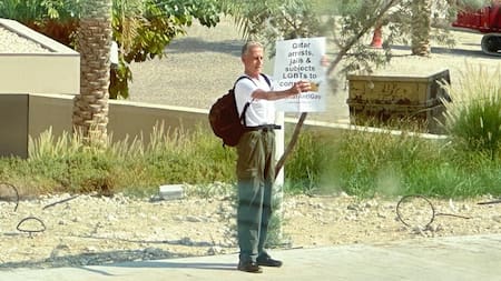 Activista LGBT+ británico protesta en Qatar_Reuters