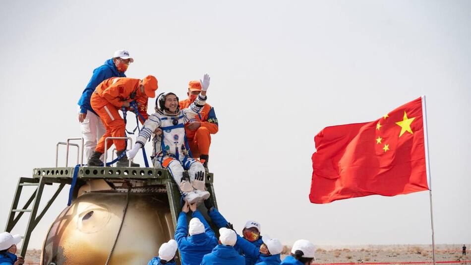 Astronautas chinos regresaron a la Tierra tras misión récord, REUTERS