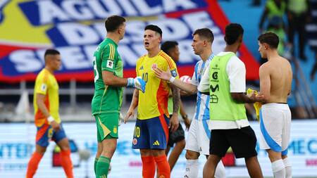 Dibu Martínez fue cuestionado por agredir a un camarógrafo. Foto: Reuters.