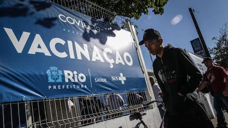 Vacunación masiva contra la covid llega al mayor complejo de favelas de Río, EFE