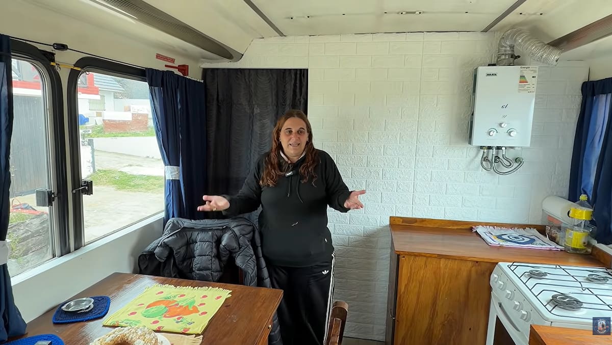 Es mecánico y convirtió un micro escolar en una casa rodante con energía solar e internet.
