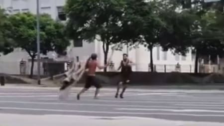 Como gladiadores: el video viral de la brutal pelea que tuvo corridas, palazos y trompadas en plena 9 de Julio