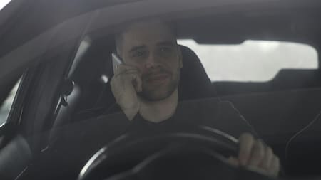 Multas por usar el celular con el auto detenido: qué dice la Ley y de cuánto son los montos