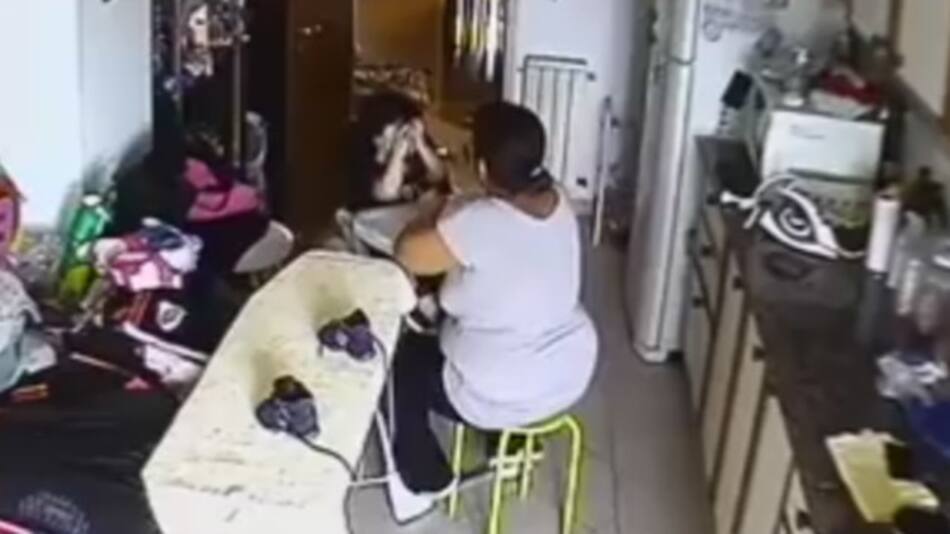 Niñera maltrata a niño
