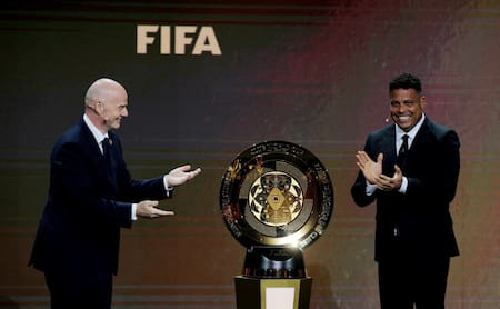 Gianni Infantino y Ronaldo Nazario en el sorteo del Mundial de Clubes 2025. Foto: Reuters